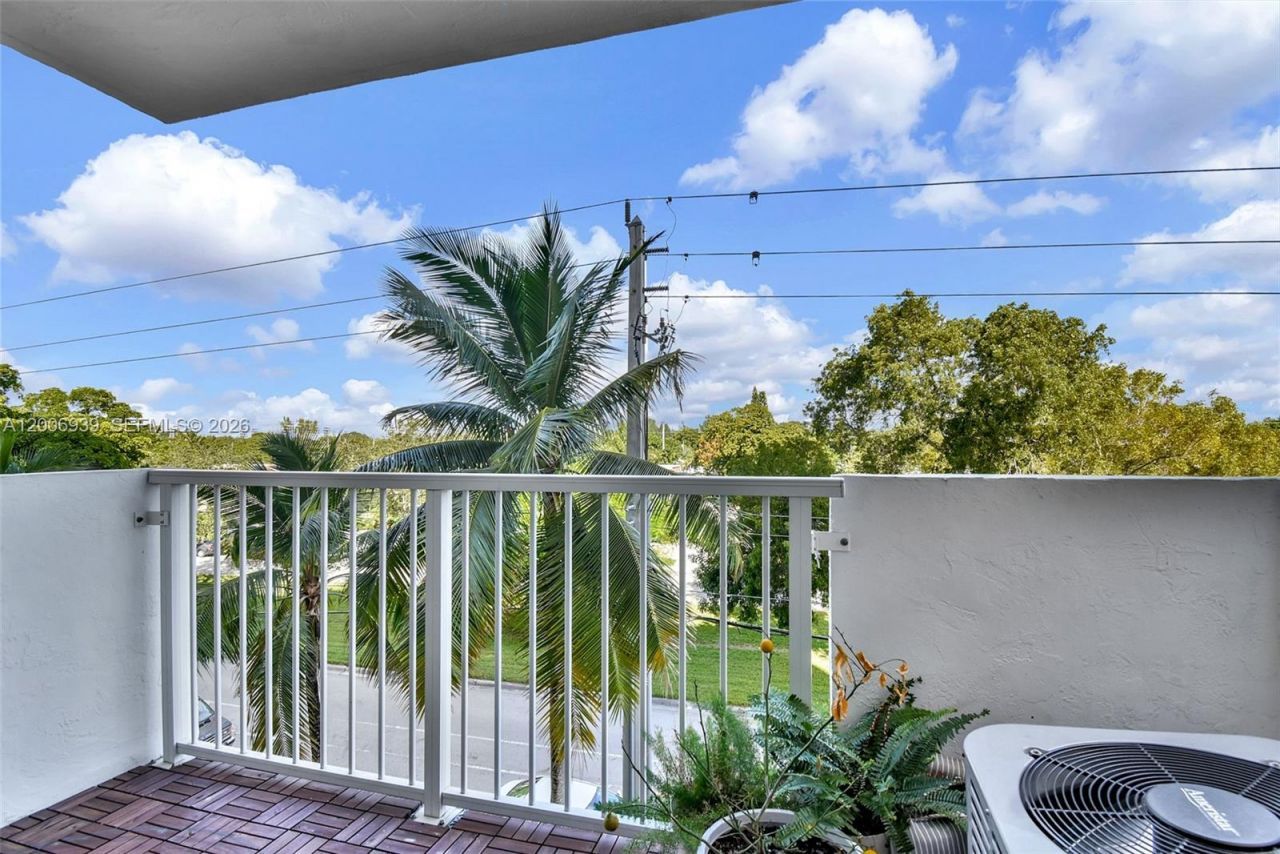 2000 NE 135th St, Unit 411, North Miami, FL 33181 Photo