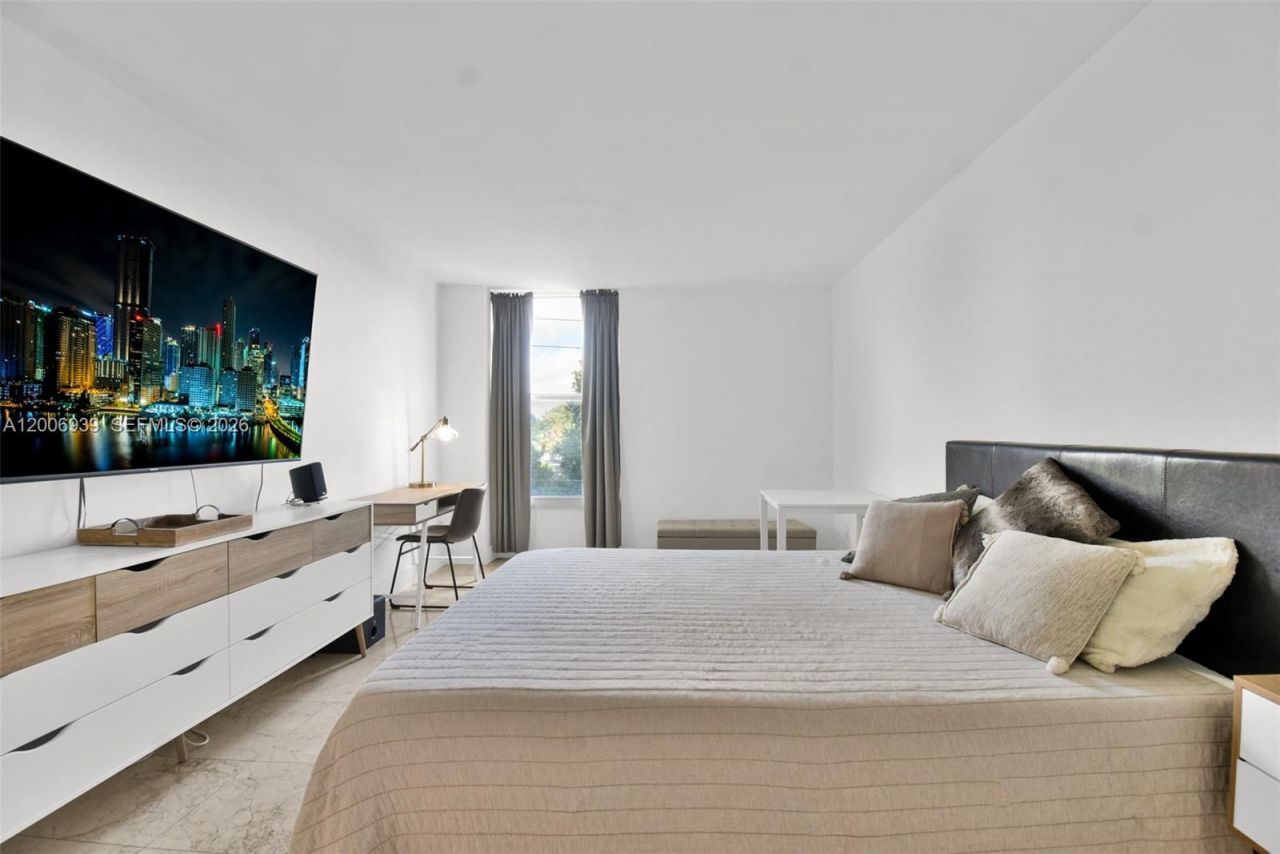 2000 NE 135th St, Unit 411, North Miami, FL 33181 Photo