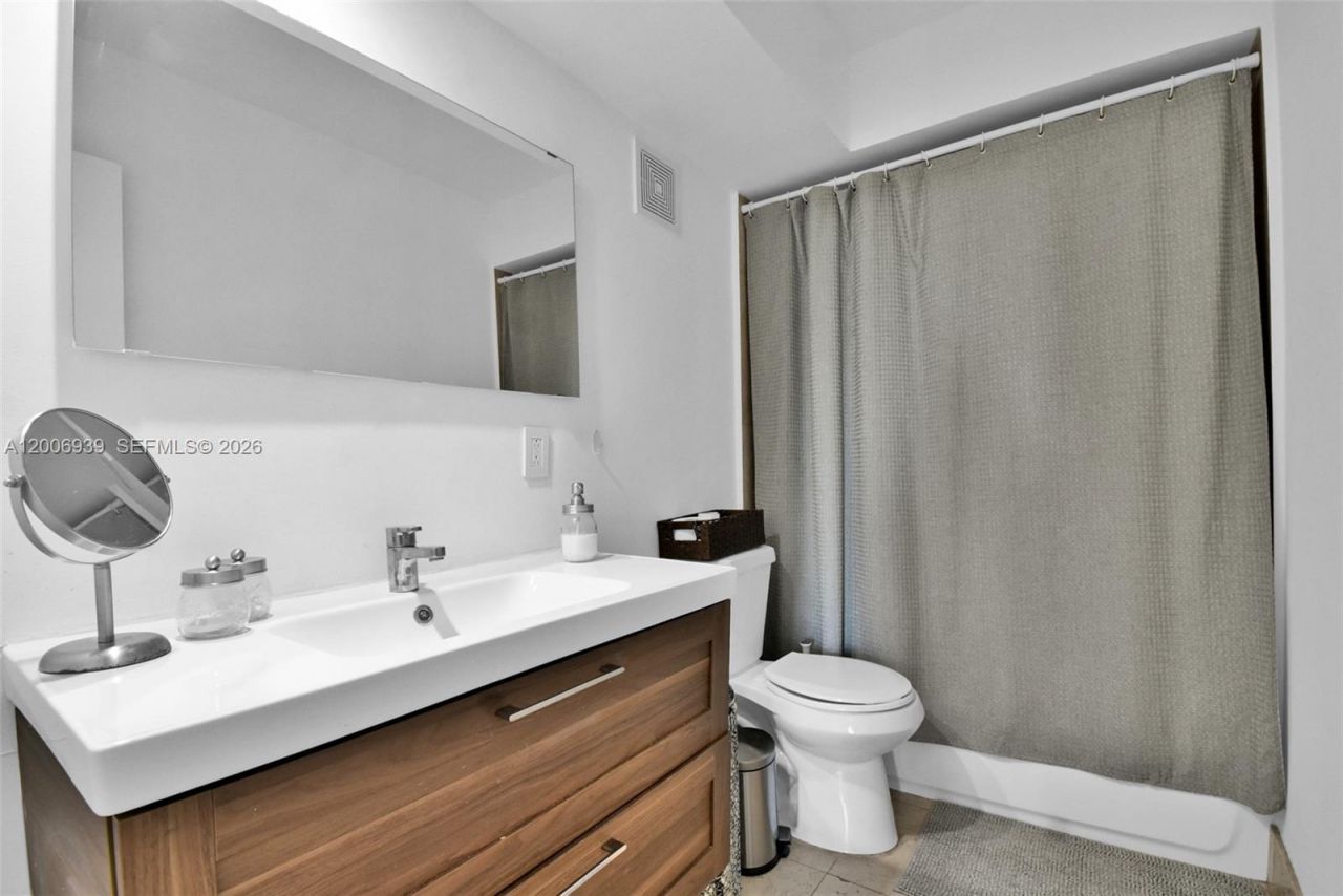 2000 NE 135th St, Unit 411, North Miami, FL 33181 Photo