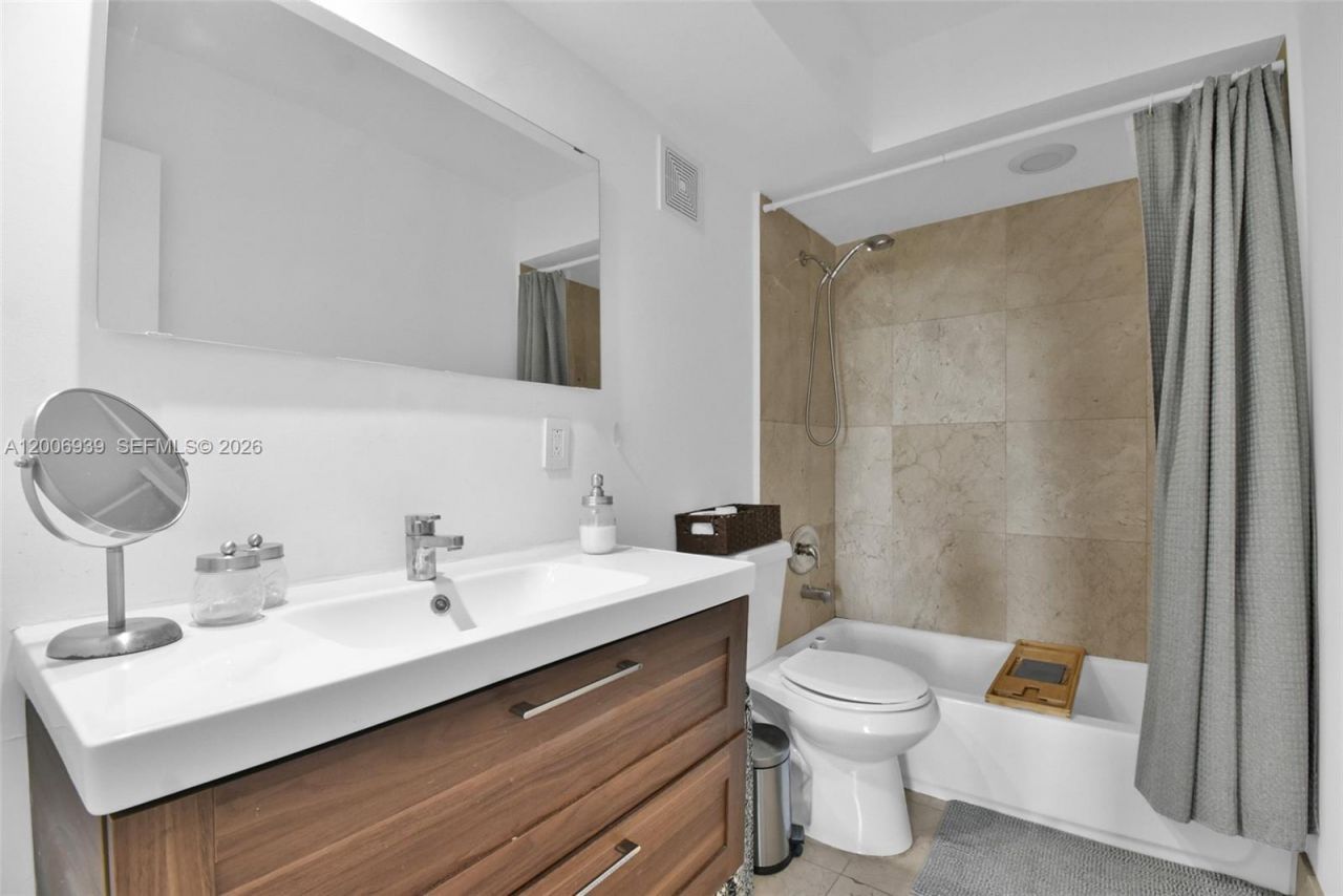 2000 NE 135th St, Unit 411, North Miami, FL 33181 Photo