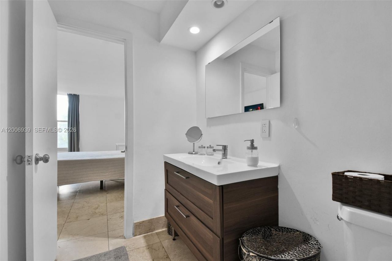 2000 NE 135th St, Unit 411, North Miami, FL 33181 Photo