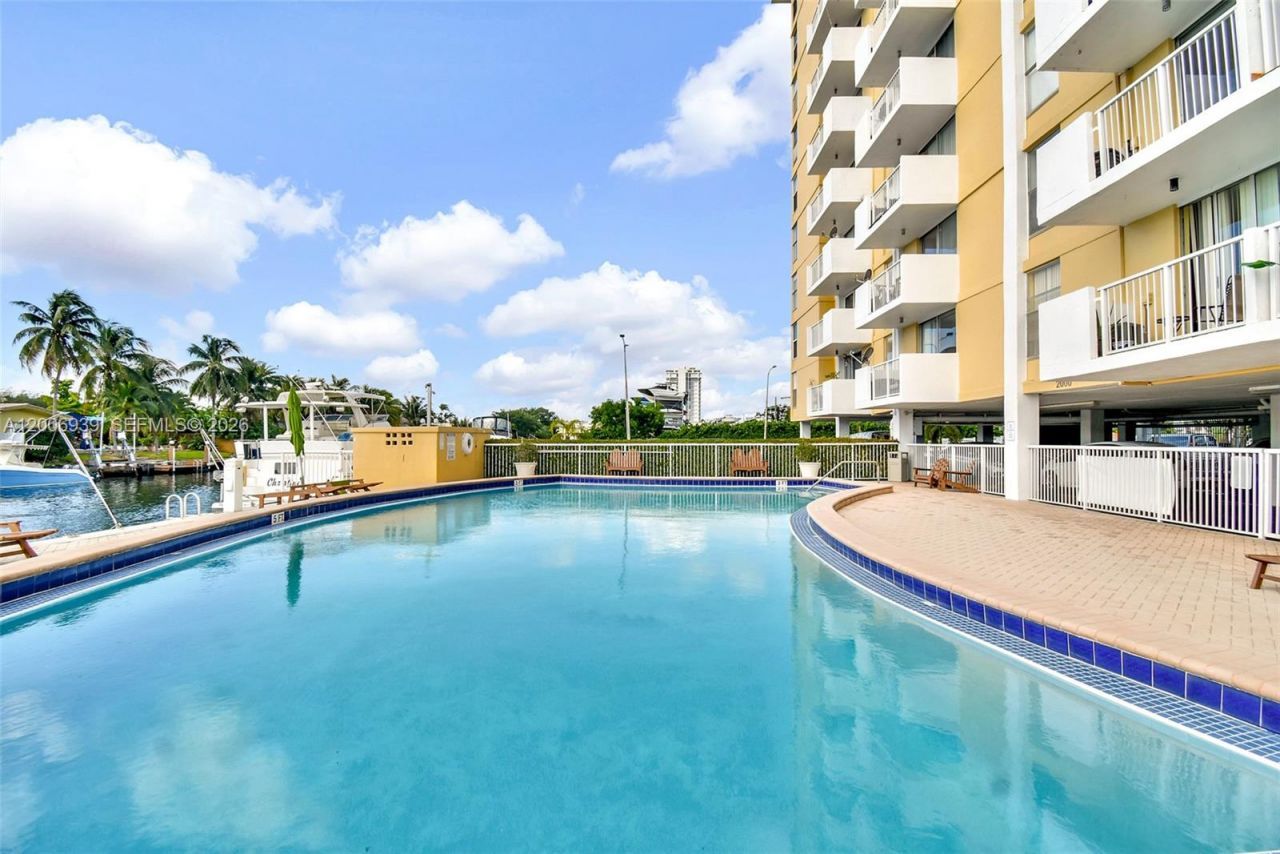 2000 NE 135th St, Unit 411, North Miami, FL 33181 Photo