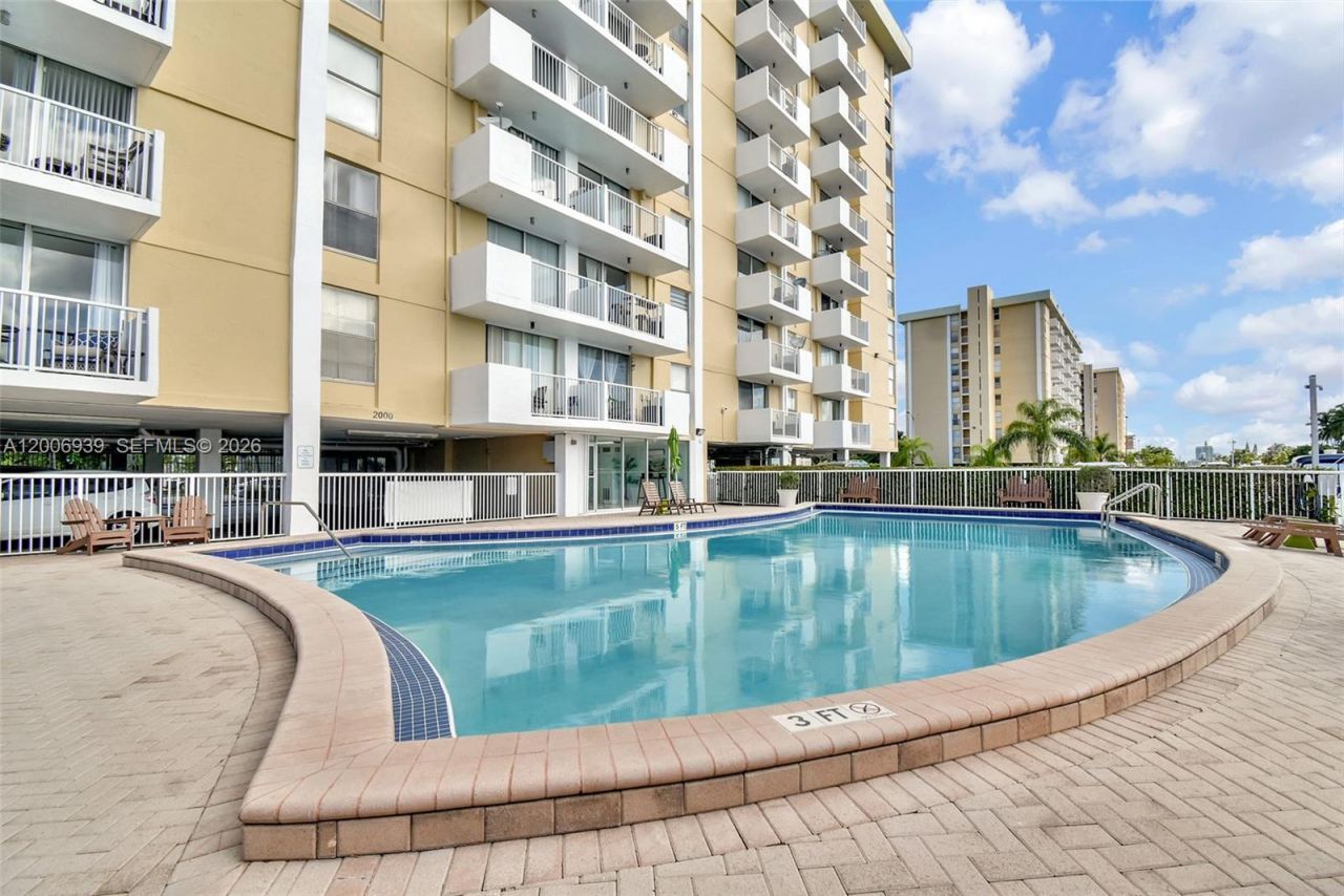 2000 NE 135th St, Unit 411, North Miami, FL 33181 Photo