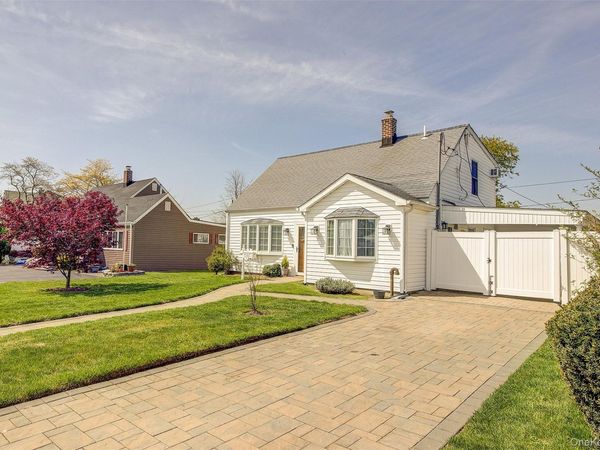 12 Crescent Lane, Levittown, NY 11756