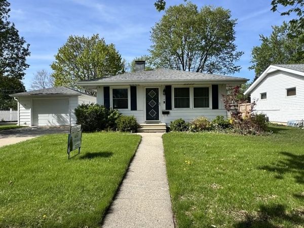 219 River Drive , DeKalb, IL 60115