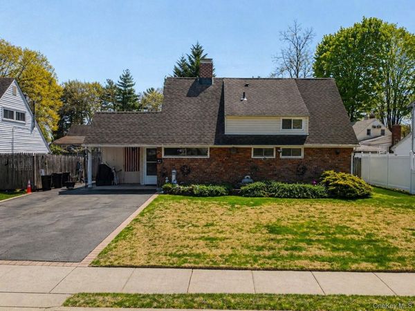 6 Mead Lane , Westbury, NY 11590