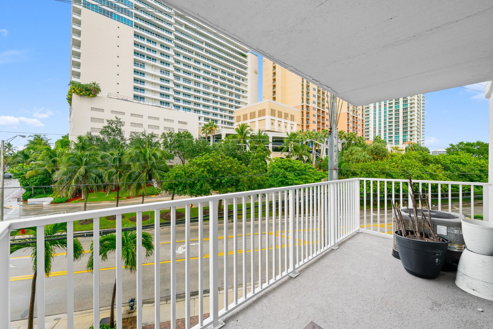 95 N Birch Road, Unit 304, Fort Lauderdale, FL 33304 Photo