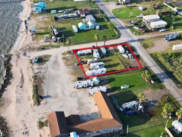 1327 N Ocean Drive, Port Lavaca, TX 77979
