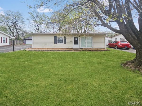 128 Saint Thomas Lane , East St Louis, IL 62206