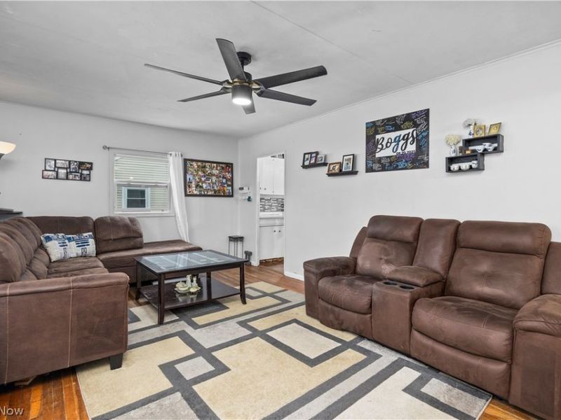 571 Hilliard Road, Elyria, OH 44035 Photo 2