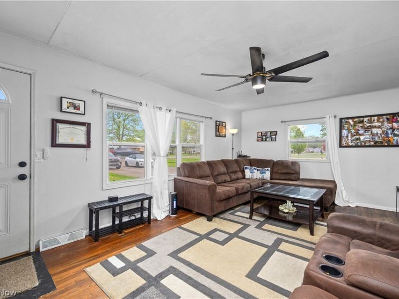 571 Hilliard Road, Elyria, OH 44035 Photo 3