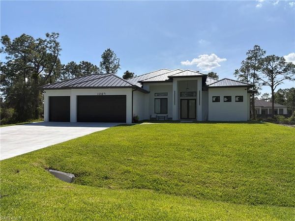 1207 Magnolia AVE , LEHIGH ACRES, FL 33972