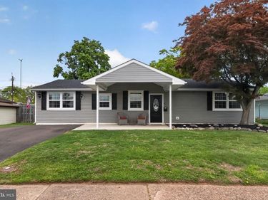 41 STREAM LANE, LEVITTOWN, PA 19055