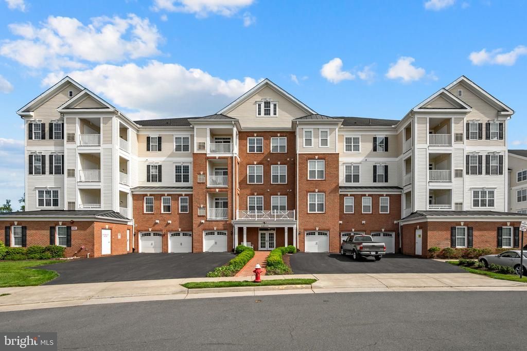 44605 York Crest Terrace, Unit 300, Ashburn, VA 20147 Main Photo