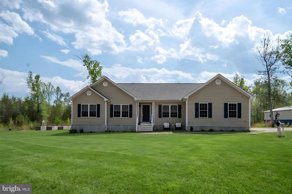 564 Equestrian Landing Trl, Bumpass, VA 23024 Main Photo