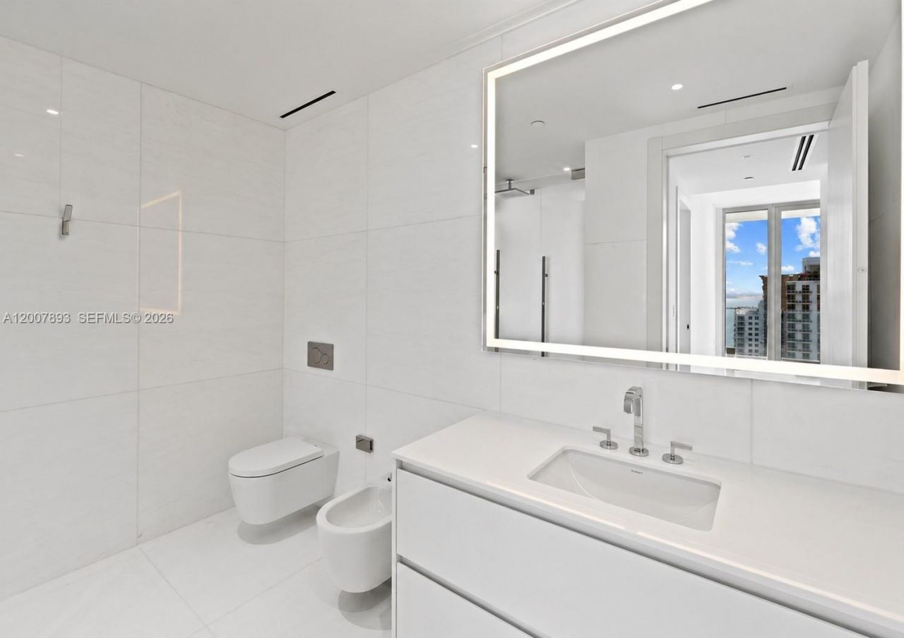 300 Biscayne Boulevard Way, Unit 4201E, Miami, FL 33131 Photo