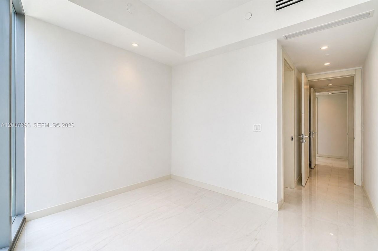 300 Biscayne Boulevard Way, Unit 4201E, Miami, FL 33131 Photo