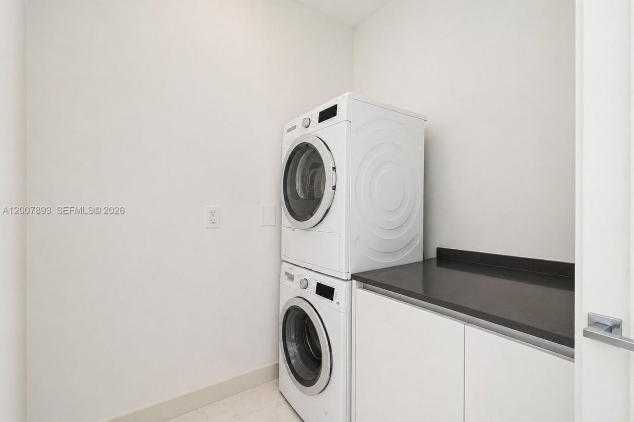 300 Biscayne Boulevard Way, Unit 4201E, Miami, FL 33131 Photo