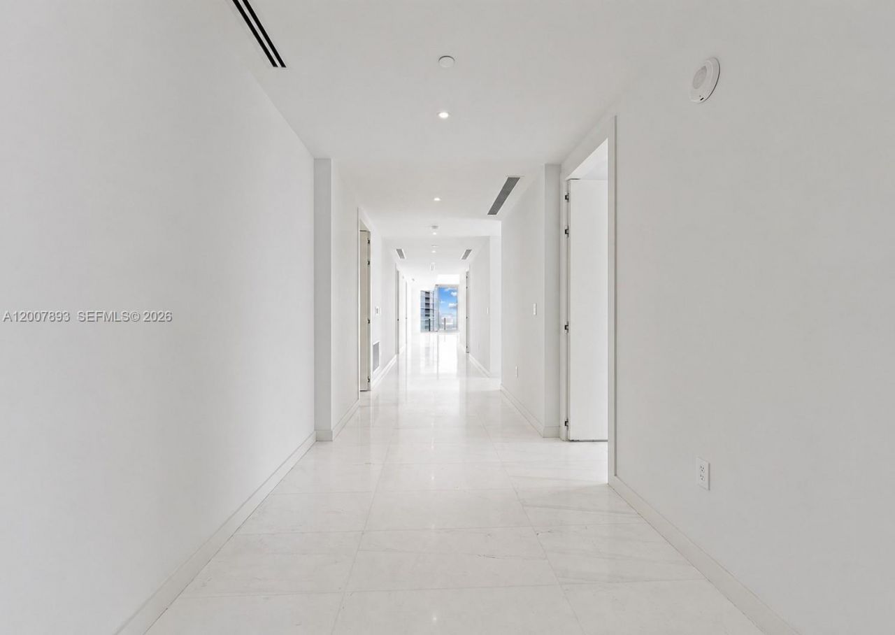 300 Biscayne Boulevard Way, Unit 4201E, Miami, FL 33131 Photo