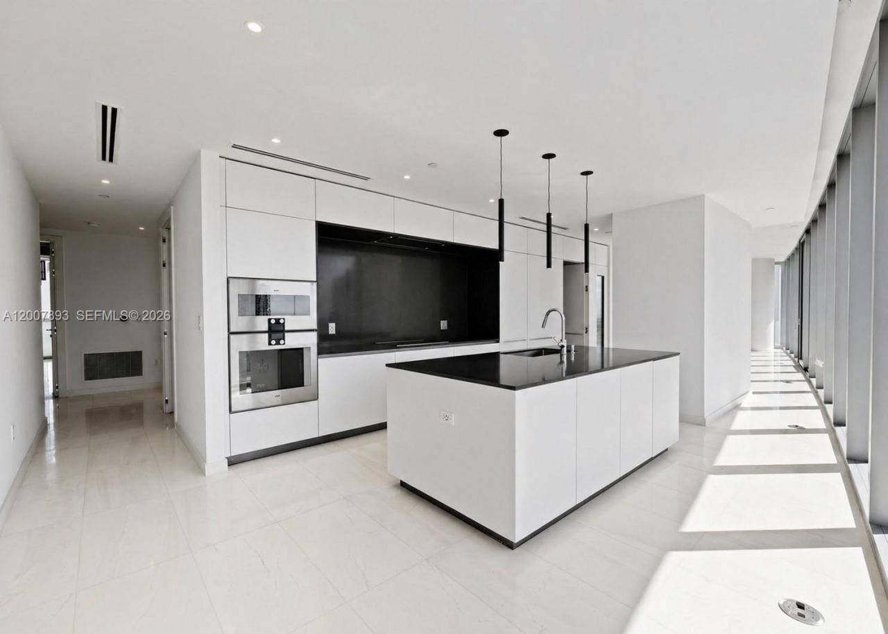 300 Biscayne Boulevard Way, Unit 4201E, Miami, FL 33131 Photo