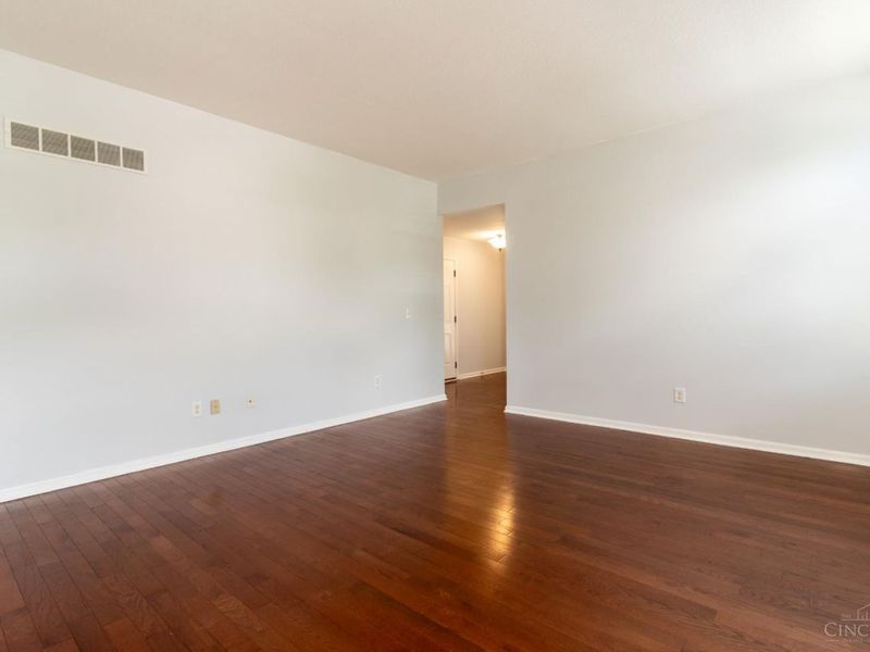 5984 Oak Leaf Court, Hamilton Twp, OH 45152 Photo 4