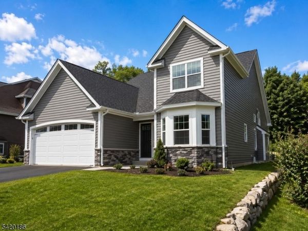 11 Bluffs Ct, Hamburg, NJ 07419