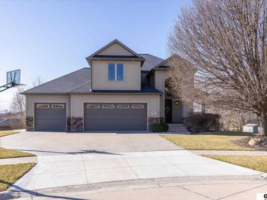 907 Ridge Road Place , Hickman, NE 68372