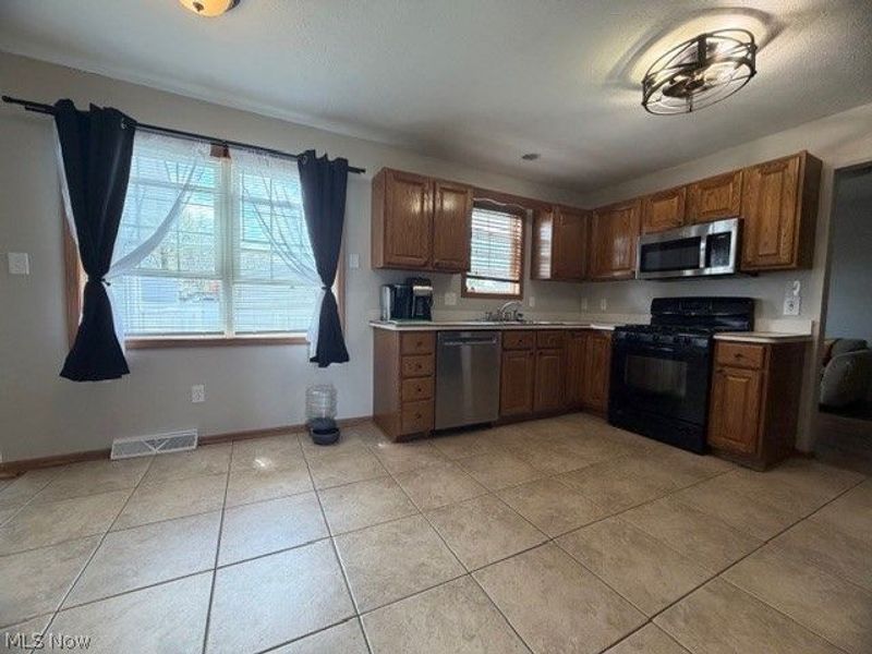 5137 Pine Shadow Court, Mineral Ridge, OH 44440 Photo 2