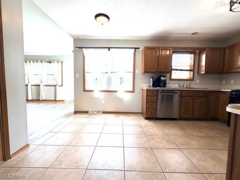 5137 Pine Shadow Court, Mineral Ridge, OH 44440 Photo 6