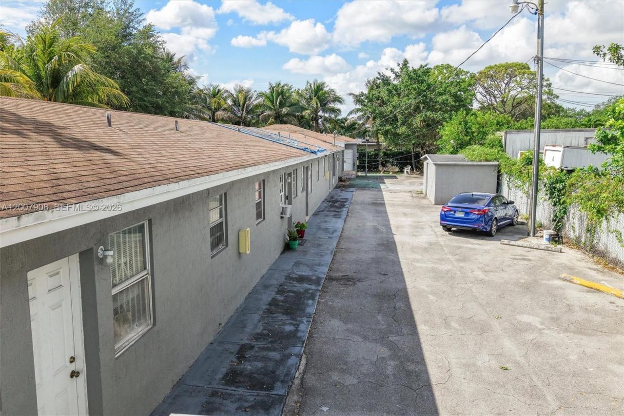 2540 NW 90th St, Miami, FL 33147 Photo