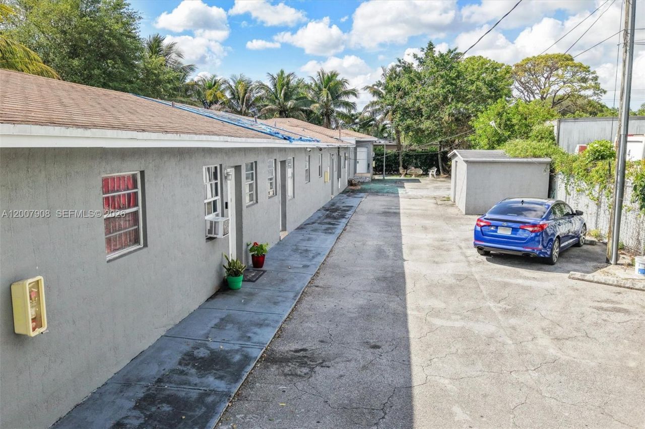 2540 NW 90th St, Miami, FL 33147 Photo