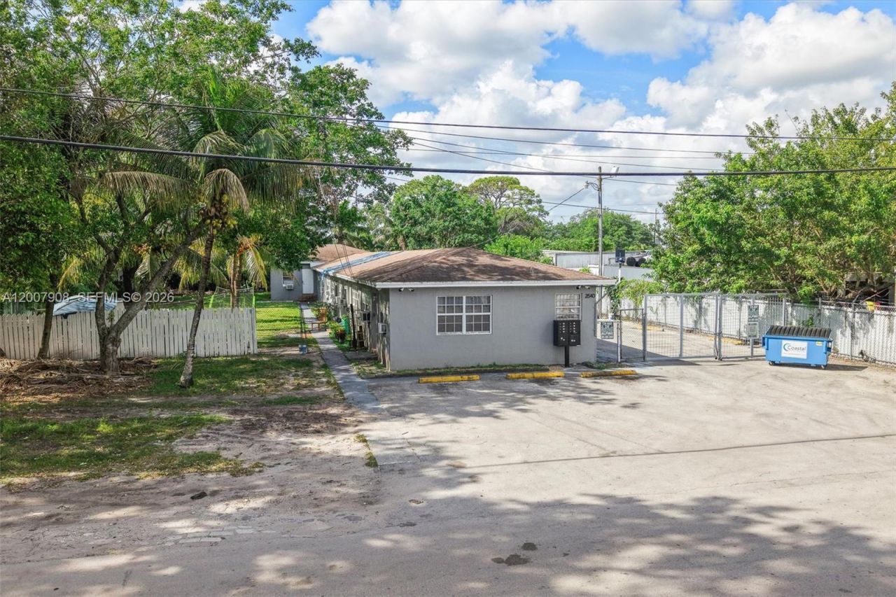 2540 NW 90th St, Miami, FL 33147 Photo