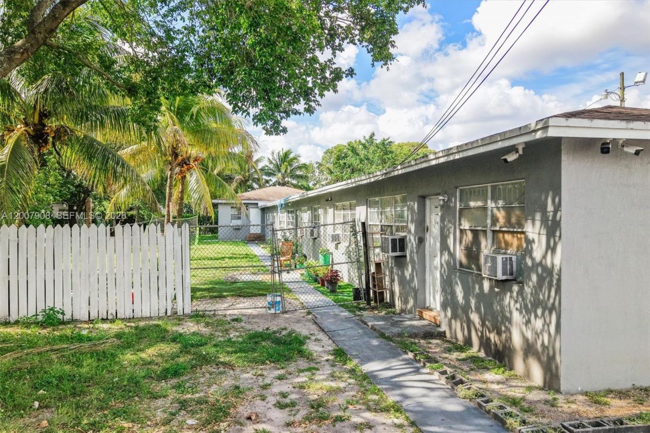 2540 NW 90th St, Miami, FL 33147 Photo