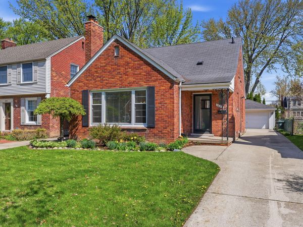 1882 Kenmore Drive, Grosse Pointe Woods, MI 48236