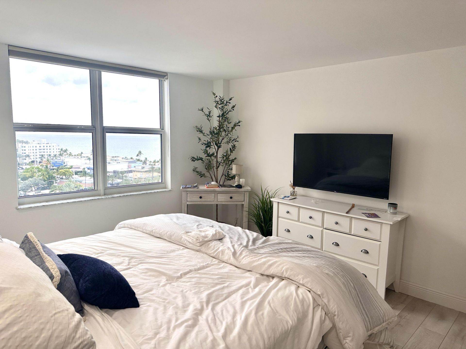 1 Las Olas Circle, Unit 1211, Fort Lauderdale, FL 33316 Photo