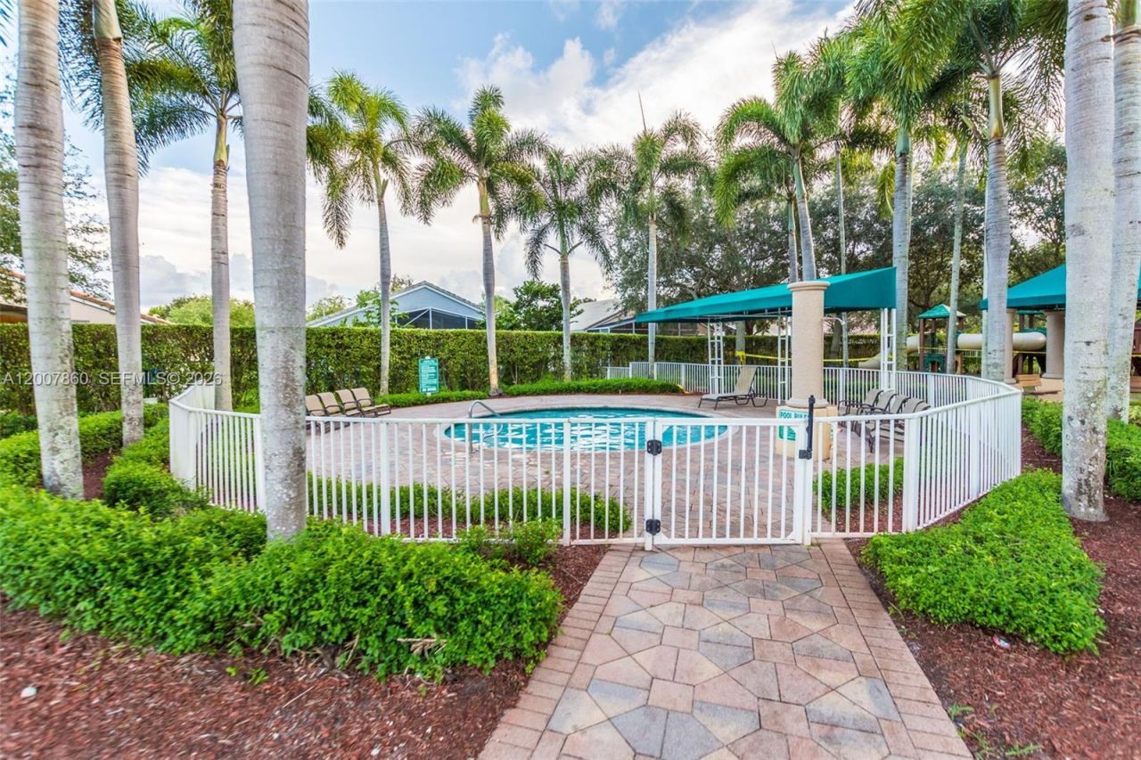 1381 NW 144th Ave, Pembroke Pines, FL 33028 Photo
