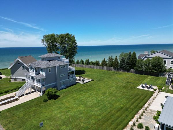 7251 Lakeview Avenue, South Haven, MI 49090