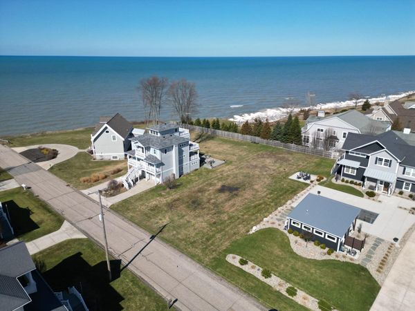 7251 Lakeview Avenue, South Haven, MI 49090