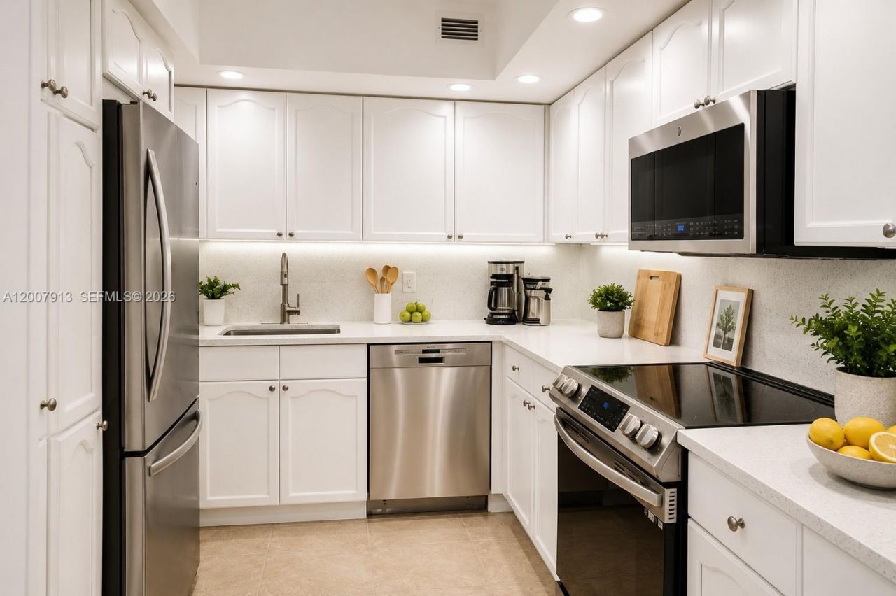 5600 Collins Ave , Unit 15B, Miami Beach, FL 33140 Photo