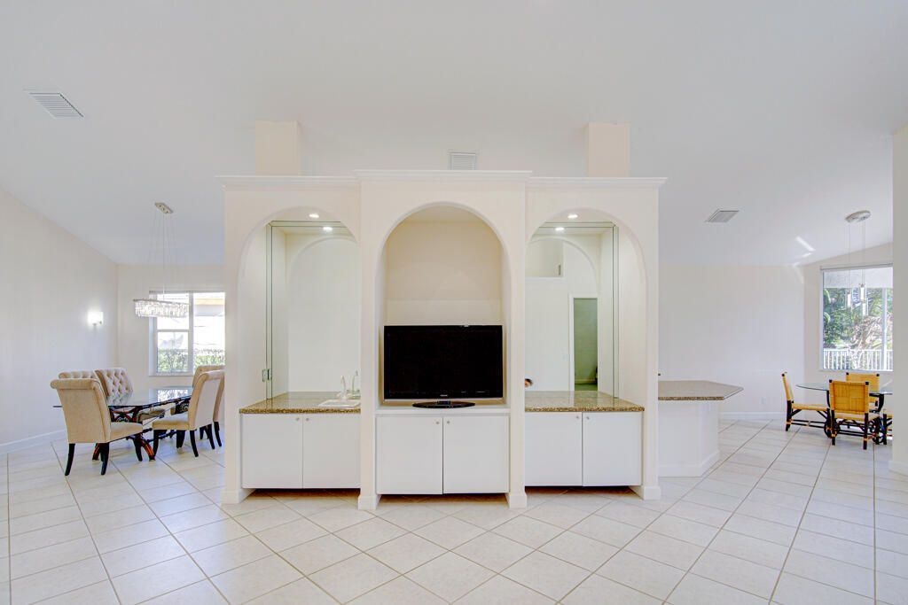 6646 Oakmont Way, West Palm Beach, FL 33412 Photo