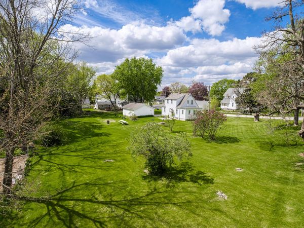 317 W CAPITOL Dr, Hartland, WI 53029