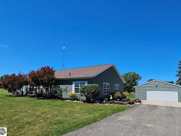 5557 Pleasant Valley Road E, Shepherd, MI 48883