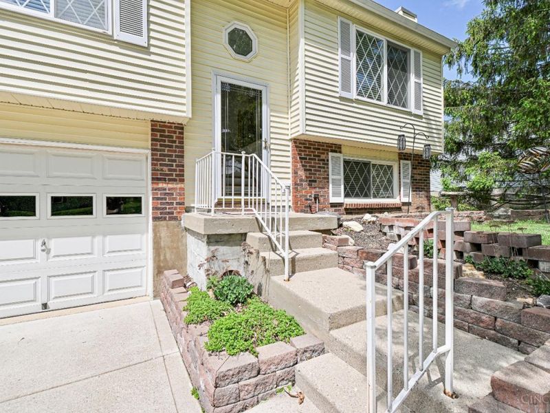 5439 Bluepine Drive, Cincinnati, OH 45247 Photo 3