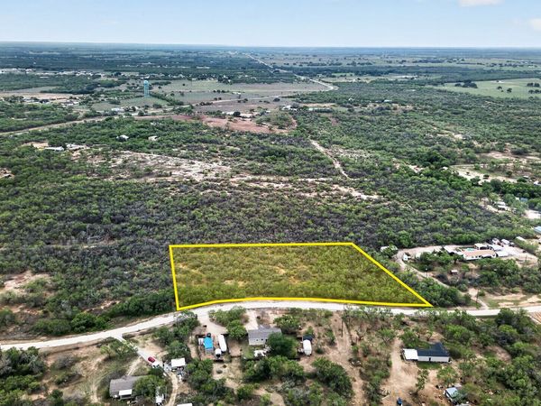 123 COUNTRY VIEW LN, Floresville, TX 78114