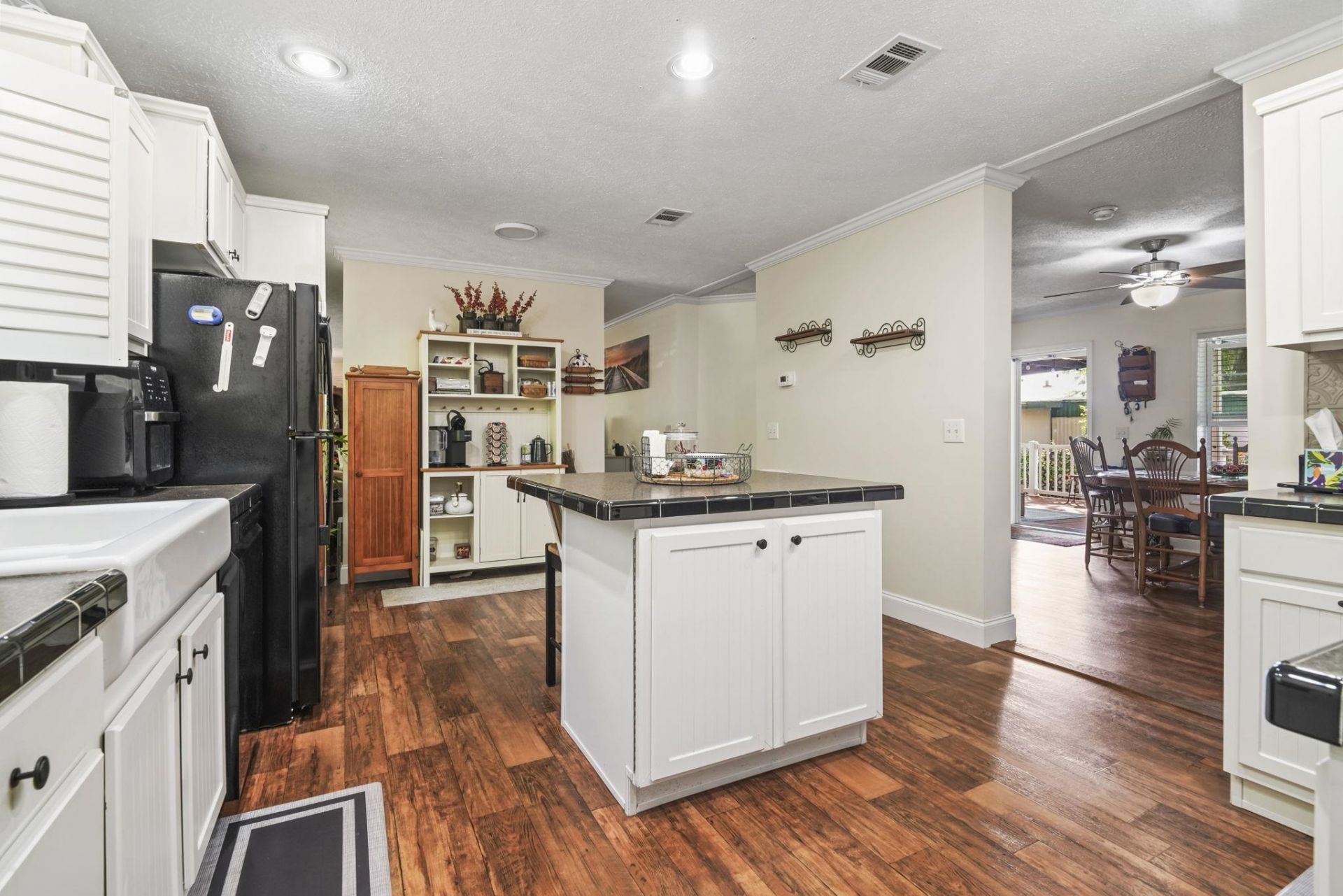 61 Saxon Ct. Photo 10