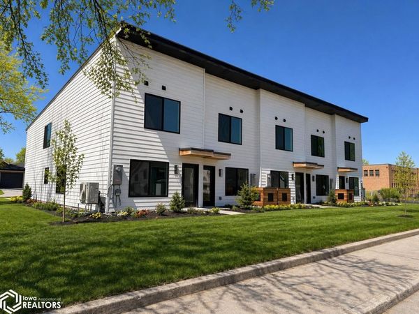 330 S 11th St, Sac City, IA 50583