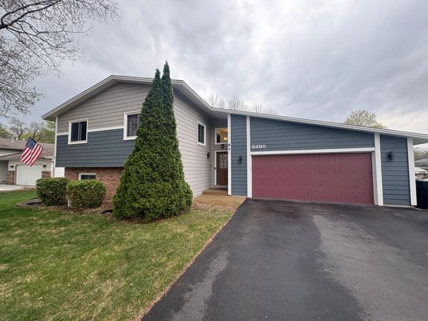 8490 Knollwood Drive, Mounds View, MN 55112