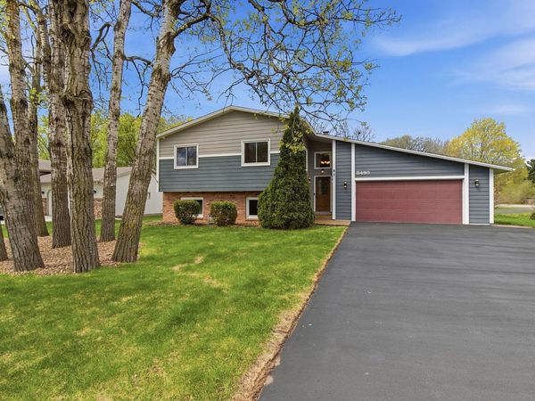 8490 Knollwood Drive, Mounds View, MN 55112