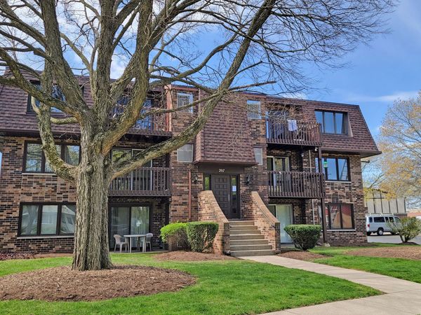 207 Uteg Street , Unit 201, Crystal Lake, IL 60014