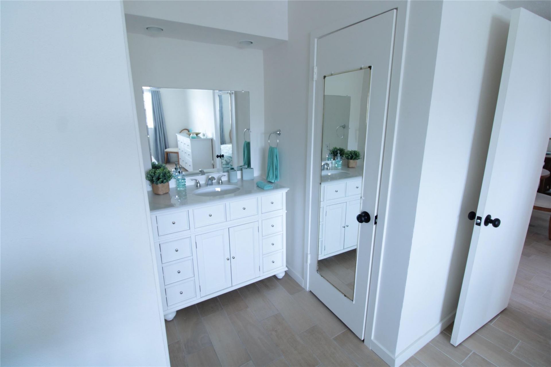 440 Paradise Isle Boulevard, Unit 304, Hallandale Beach, FL 33009 Photo